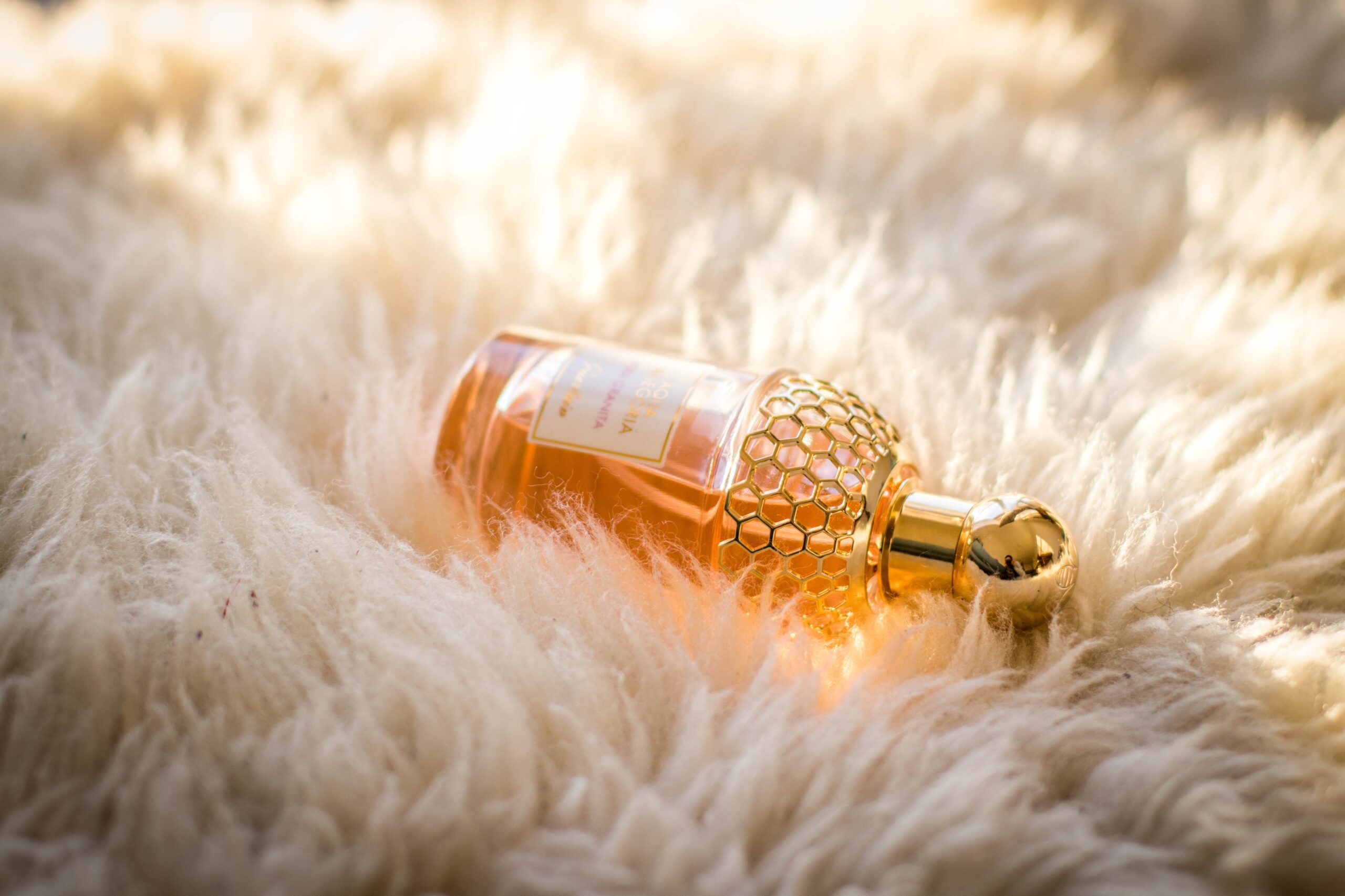 clear-perfume-bottle-white-fur-textile-965992