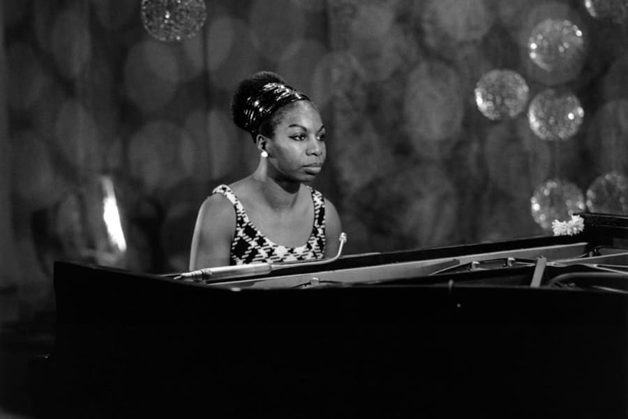 Σαν σήμερα / 88 χρόνια από τη γέννηση της Nina Simone