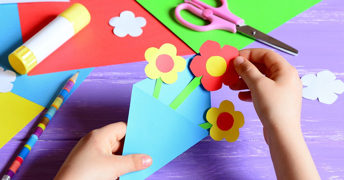 Publicistas Moms / Busy Mama: Πώς να απασχολήσεις το μικρότερο παιδί, όσο το μεγάλο έχει τηλεκπαίδευση