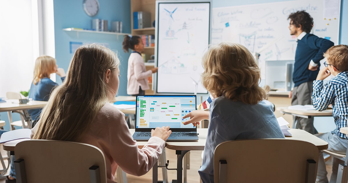 Το Public στηρίζει τη δράση του προγράμματος «ΔΕΣΜΟΣ για τα Σχολεία»