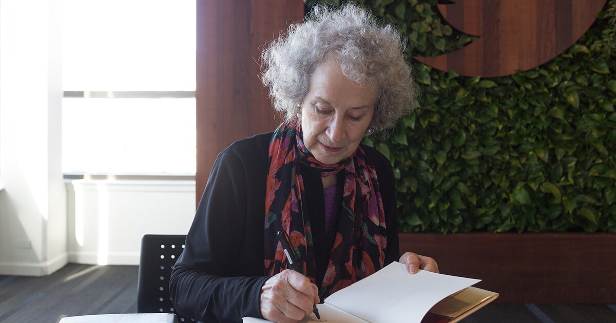 Μάργκαρετ Άτγουντ/ 82 χρόνια από τη γέννηση της περίφημης συγγραφέως