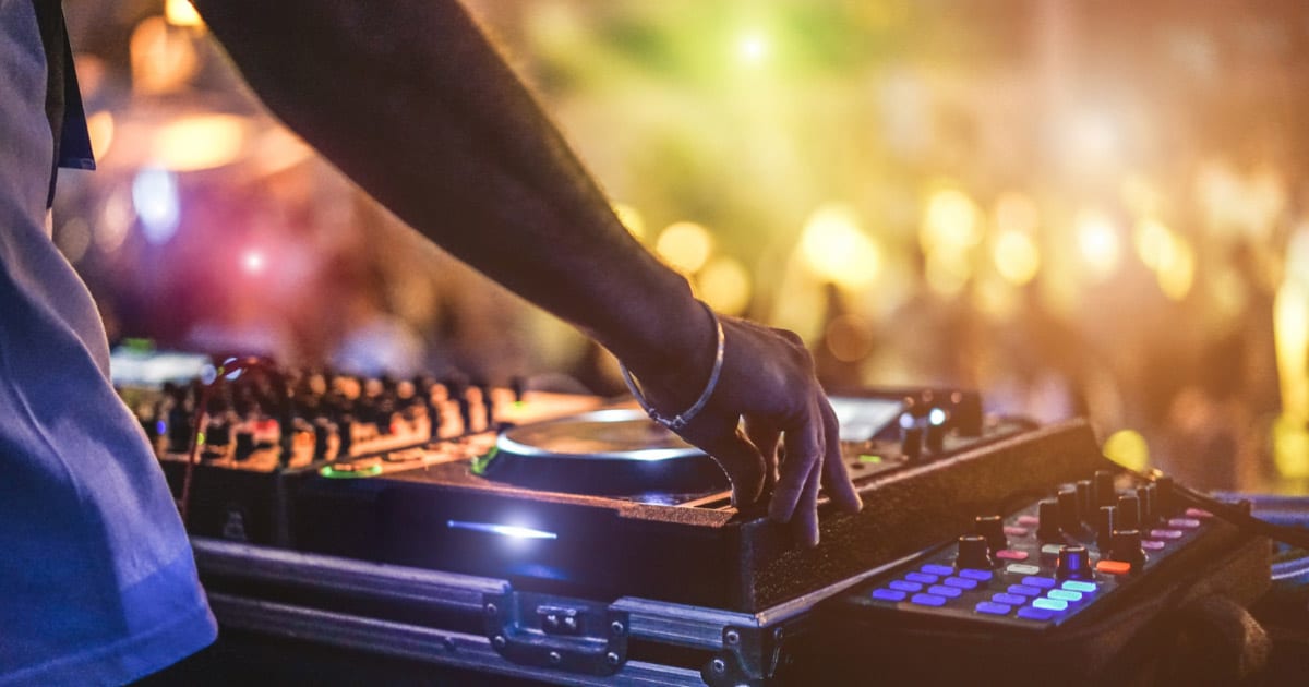 Που θα βγεις το ΣΚ: River Party ή standup comedy;