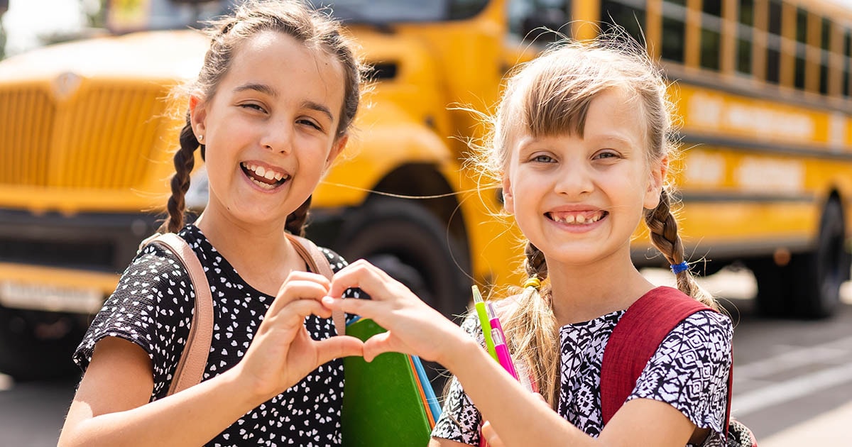 SolidarityNow: Σχολικά σε παιδιά από την Ουκρανία έφεραν Public & Δεσμός