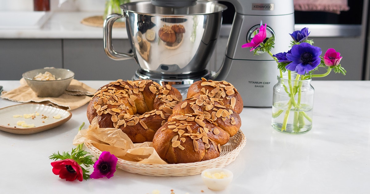 Μαγειρεύουμε με τη Funky Cook: Μοσχοβολιστό πασχαλινό τσουρέκι