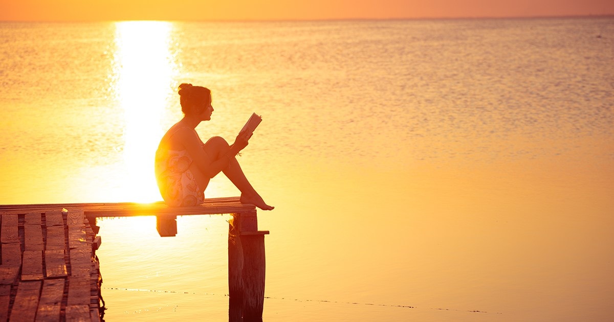 Το καλοκαίρι σου γεμίζει ιστορίες με βιβλία που σε πάνε παντού!