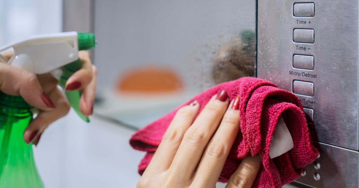 Πώς θα καθαρίσεις τον φούρνο μικροκυμάτων σωστά!